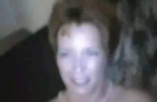 XXX குஞ்சு விரைவாக தாழ்வாரத்தில் மாவை வெட்டியது