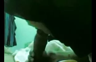 XXX அவளது சிறிய குதத்தை உயவூட்டி அவனது டிக் அங்கேயே வைத்தான்