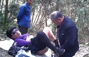 XXX ஒரு வழுக்கை மனிதன் தனது காதலனின் இடுப்புக்கு இடையில் ஏறினான்