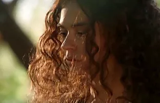 XXX ஜூலியா நிர்வாணமாக உள்ளார் மற்றும் ஒரு வீடியோ கேமரா முன் தனது உடலை மூடிக்கொள்கிறார்