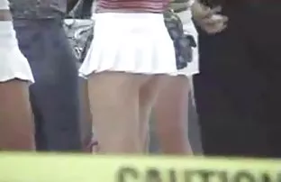 XXX குஞ்சு அவள் கால்களை அகலமாக விரிக்கிறது