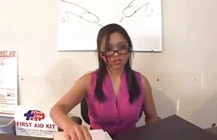 XXX அவர் தூங்கிக் கொண்டிருந்த கொரியப் பெண்ணின் நிர்வாண உடலைத் தாக்கத் தொடங்கினார்