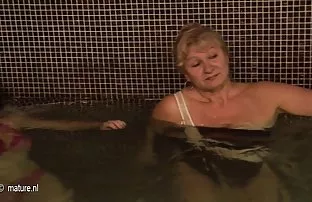 XXX டைகா அவிழ்த்து கொடுத்தார்