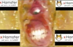 XXX அழகான வேசி அவளது குறுகிய நைட் கவுனை மேலே இழுத்து அவளது புண்டையை அடைத்தாள்