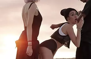 XXX பாஸ் கெல்சி ஜேம்ஸ் ஒரு வாடகை குடியிருப்பில் ஒரு ஃபக்கருடன் செல்கிறார்