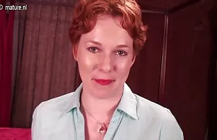 XXX சப்பி பெண் தன் கையை ஈரமான துளைக்குள் ஓடி ஒரு புணர்ச்சியைக் கொண்டுவந்தாள்