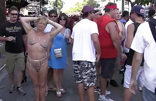 XXX இசபெல்லா கிறிஸ்டின் மற்றும் நத்தலி செரி ஆகியோர் உடலுறவுக்கு விளையாட்டு உபகரணங்களைப் பயன்படுத்துகின்றனர்