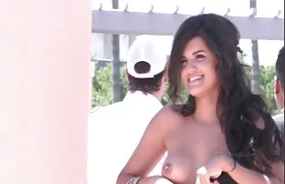 XXX பாவாடையின் கீழ் பணிப்பெண் வரை ஏறி அவன் பிட்டத்தை உணர ஆரம்பித்தான்