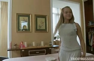 XXX சீன முகவருடன் நடிப்பதில் பெண் முகவர் வேடிக்கையாக இருக்கிறார்