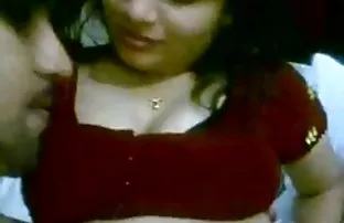 XXX ரெட்ஹெட் திறமையாக ஒரு பேனாவுடன் வேலை செய்கிறது