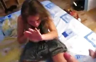 XXX குறும்பு பாசமுள்ள கிட்டி ஒரு வெப்கேமுக்கு முன்னால் விளையாடுகிறார்