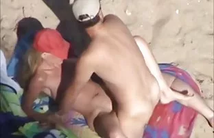 XXX இரண்டு ஈரமான யோனிகள்