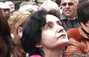 XXX ஒரு காரில் ஒரு பையனுக்கு அடித்தளம்