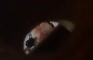 XXX ஸ்னோ ஒயிட் காஸ்ப்ளேயர் கீற்றுகள் மற்றும் அவளது புண்டைக்கு விரல்