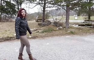 XXX ஜென்னி தனது கால்களை வண்ண கால்களில் விரித்தாள்