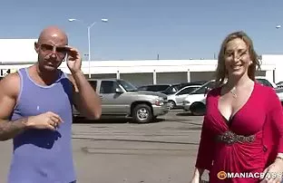 XXX மெல்லிய இன்பம் கொண்ட ஒரு கருப்பு பறவை இல்லம் ஒரு வெள்ளை நெற்று விழுங்கியது