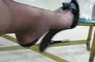 XXX ஸ்லட் இரண்டு டிரங்குகளுடன் ஒரே நேரத்தில் சமாளித்தார்