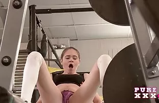 XXX ஒரு பெண்ணை நாய் பாணியில் வைக்கவும்