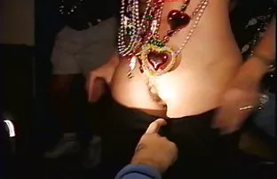 XXX சன்கிளாஸில் ஜூசி ஆசிய பெண்கள்