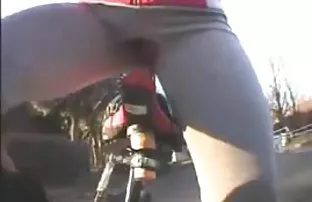 XXX பால்ரூம் நடனத்தின் இளம் காதலன் ஒரு பயிற்சியாளருடன் பயிற்சிகளை செய்கிறார்