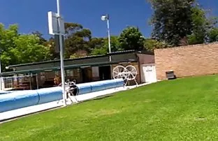 XXX அவள் கழுதைக்கு விளம்பரம் செய்கிறது