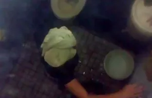 XXX ஒரு ஜோடி மென்மையான முத்தங்கள் மற்றும் ஒரு அழகி அவள் கால்களை விரித்தன