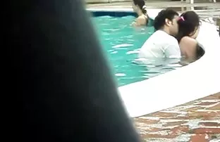 XXX ஷாம்பெயின் குடிக்க ஒரு பெண்ணை வழங்கினார்