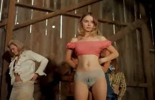 XXX வெல்வெட்டி தோலுடன் மென்மையான உடல்