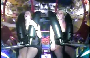 XXX தோழர்களே ஒரு டிஸ்கோவில் சிறுமிகளைப் பிடிக்கிறார்கள்