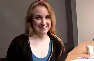 XXX தோழிகள் தங்கள் தொப்பிகளை நெருக்கமாகக் காட்டினர்