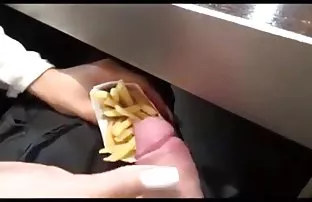 XXX பையன் தனது குஞ்சின் அனைத்து ஆசைகளையும் புத்திசாலித்தனமாக யூகிக்கிறான்