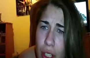 XXX ஒரு கொழுப்பு டிக் கொண்ட கருங்காலி ஒரு இளம் பெண்ணின் கண்ட் கிழித்து