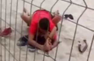 XXX சுறுசுறுப்பான சுருள் பெண் முழு அபார்ட்மெண்டிற்கும் புலம்புகிறாள்