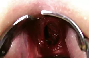 XXX ஒரு இளம் ஜப்பானிய பெண்ணைப் பிடிக்கிறார்