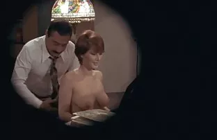 XXX அமெரிக்க மாணவர்கள் ஹாஸ்டலைச் சுற்றி நிர்வாணமாக ஓடி, பின்னர் ஃபக் செய்கிறார்கள்