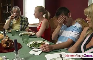 XXX ஹார்னி போலந்து ஜோடி ஒரு சிறிய தோல் சோபாவில் உடலுறவு கொள்கிறது