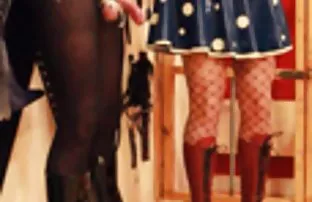 XXX ஒரு நீல நிற ஆடையின் கோணலைக் கட்டிக்கொண்டு நான்கு பவுண்டரிகளிலும் கிடைத்தது