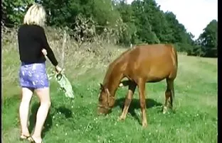 XXX ஒரு மனிதன் நிர்வாண ஜப்பானிய பெண்ணை புகைப்படம் எடுக்கிறான்