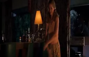 XXX நிர்வாணப் பெண் ஜன்னலுக்கு வெளியே பார்க்கிறாள்