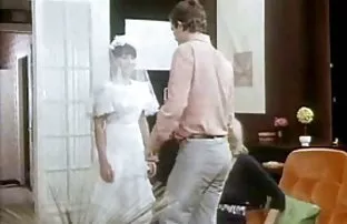 XXX வெள்ளை நிறமுள்ள, தட்டையான மார்புடைய லன்னா கார்ட்டர் தனது முகவரின் மாதிரிகளில் சிவப்பு நிற மிருகங்களுடன்