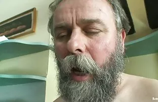 XXX குறும்பு பெண்கள் அலெக்சிஸ் கிரிஸ்டல் மற்றும் நிகிதா ஒரு பொதுவான நண்பரை கவர்ந்தார்கள்