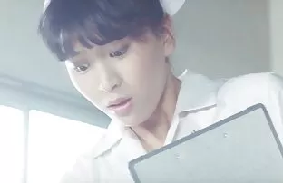 XXX வெளிப்படையான உள்ளாடைகளில் கடிகார வேலை குழந்தை