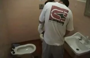 XXX திருப்தியடைந்த நீக்ரோ பின்னால் இருந்து தனது காதலியுடன் விரைவாக தன்னை இணைத்துக் கொண்டார்