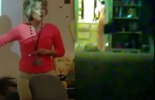 XXX ஒரு நண்பரை தனது வீட்டின் வீட்டு வாசலில் மயக்குகிறார்