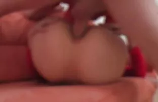 XXX அவளது இளம் புண்டையில் ஒரு டில்டோவை மூழ்கடித்தது