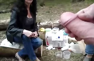 XXX அவன் உடலை ஈரமான மொட்டையடித்த புண்டையில் வைத்தான்