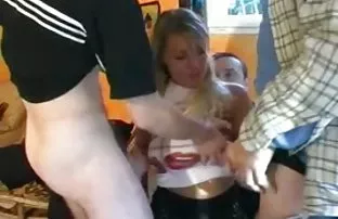 XXX சுருள் சுருட்டைகளுடன் கூடிய எபோனி சிசிலியா லயன் ஹாலோவீனுக்காக கிழிந்தது