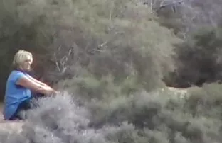 XXX நிம்போ கொள்ளை போல நடித்து, ஒரு போலீஸ்காரரை வீட்டிற்கு அழைத்து அவரை மயக்கினார்