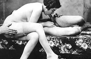 XXX அவளை படுக்கையில் கட்டி, அனைத்து துளைகளிலும் கடினமாகப் பிடித்தாள்