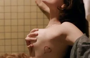 XXX ஜப்பானிய பெண் ஒரு சுரங்கப்பாதை காரில் அந்நியர்களுக்கு கண்ணியமான தோற்றத்தைக் கொடுத்தார்